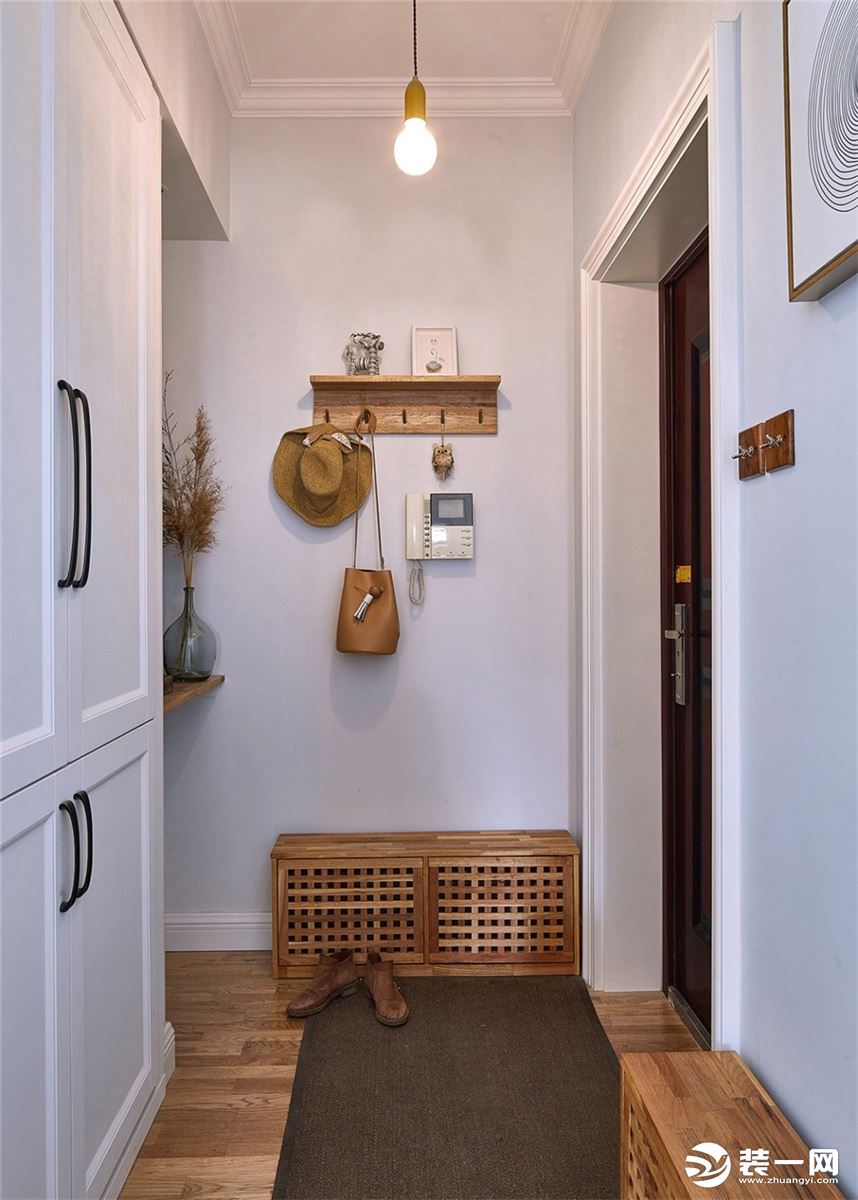 玄关处，在鞋柜一旁在装饰，让进门可以眼前一亮的舒适。