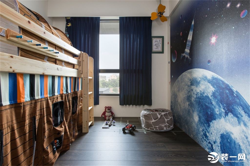 儿童房的装饰需要生动有趣，蓝色的地球壁纸让人眼前一亮。