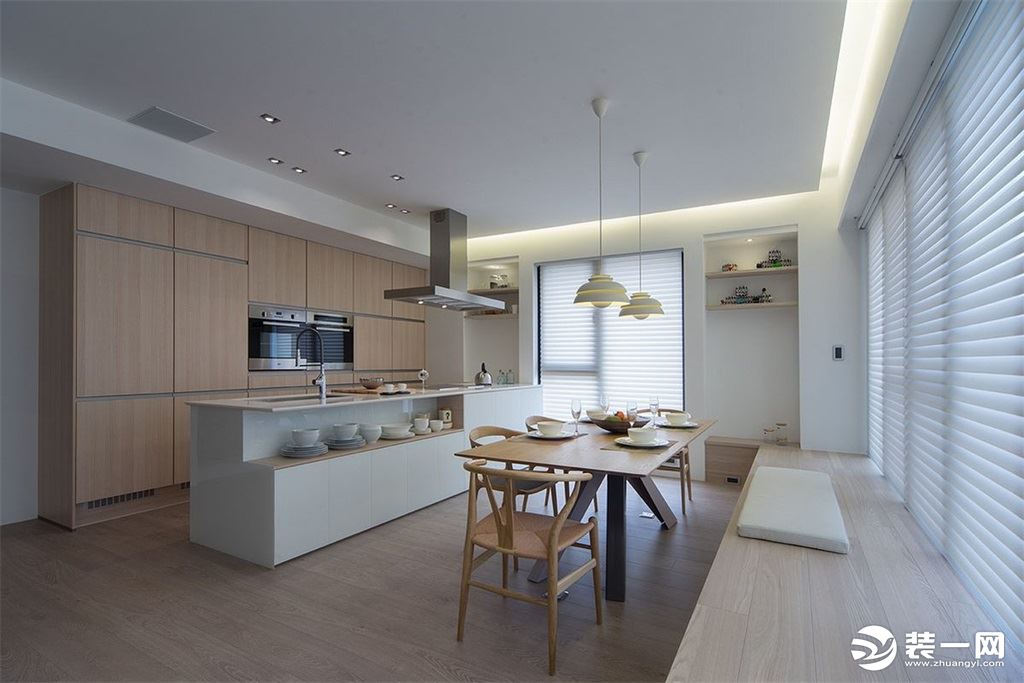 敞开式的厨房增加生活的便捷性，整个空间以原木色为主，浅色的木纹让人一看就能放松许多。