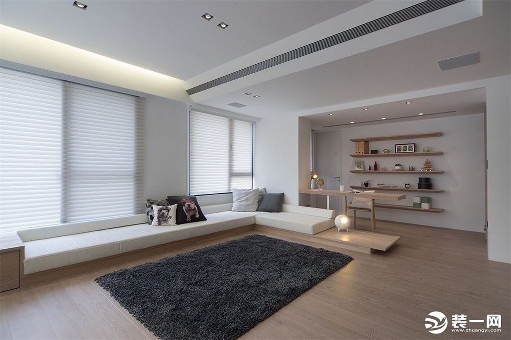 客厅简易的平顶，不加上主灯，沙发用低矮舒适型，与实木地板的搭配，可以在这里更无拘无束的玩耍。
