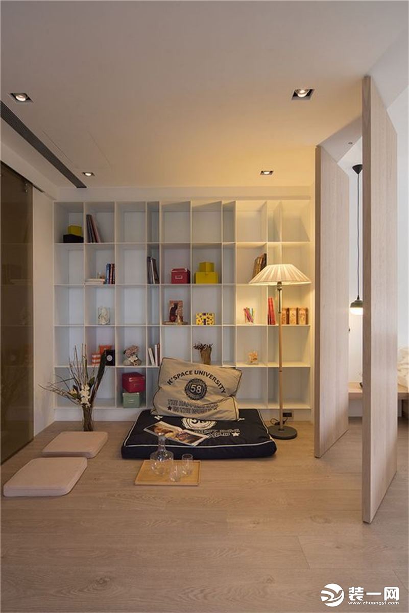书房在整面的墙上做上书柜，以最简单舒适的方式布置在这个空间。