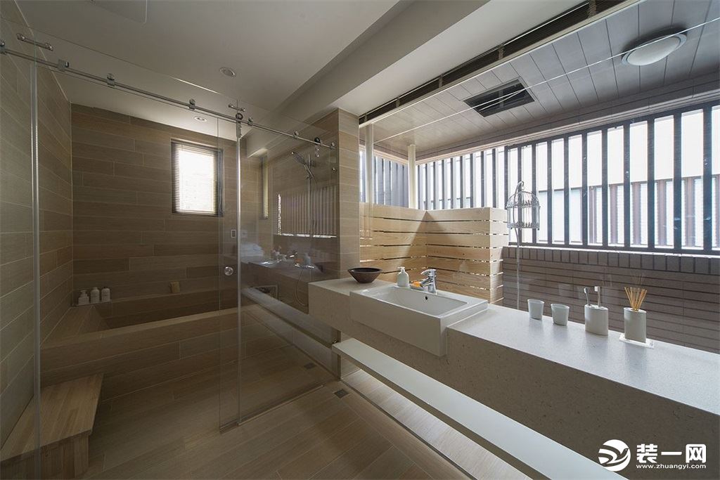 卫生间纯玻璃是隔断增加视觉感，淋雨和盆浴同时满足，台盆下做处理，让生活方式更精致。