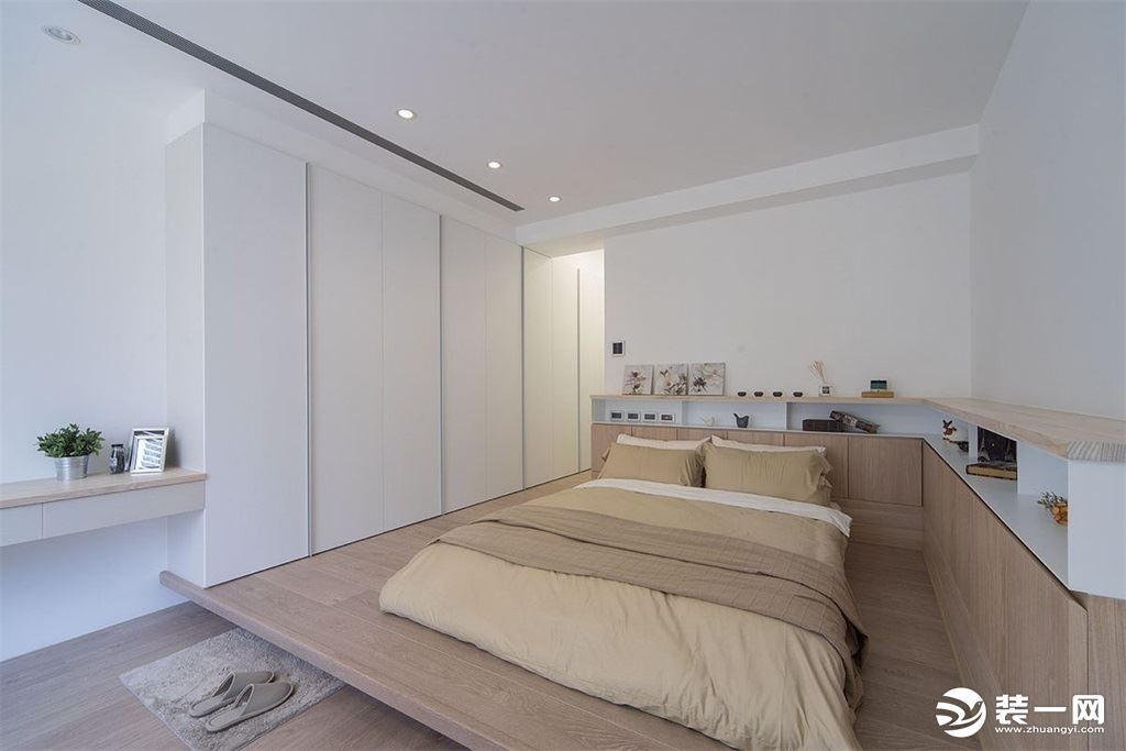 主卧整个白色墙面让人眼前一亮，床与储物柜的搭配让生活的舒适性大大提升。