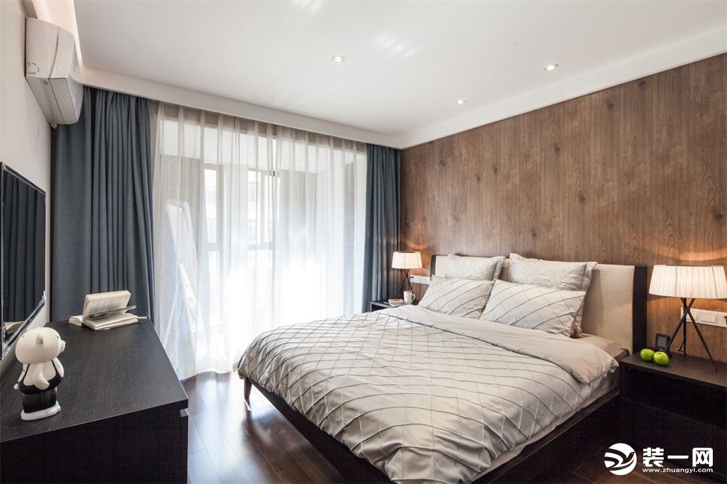 卧室背景墙以木饰面，与实木地板相结合，自然清新，让人舒适，在生活阳台和卧室的中间加上窗帘的搭配，采光
