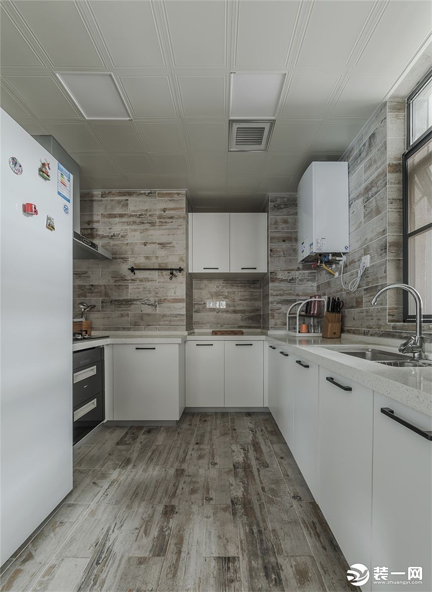 厨房采用复古做旧的花纹砖，耐脏好打理，搭配上白色的橱柜门也是很清新。