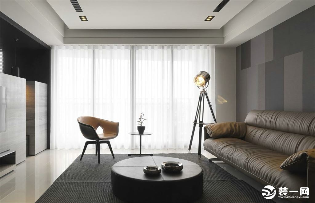 客厅以简洁为主，落地窗加上简易大平顶，彰显空旷大气。