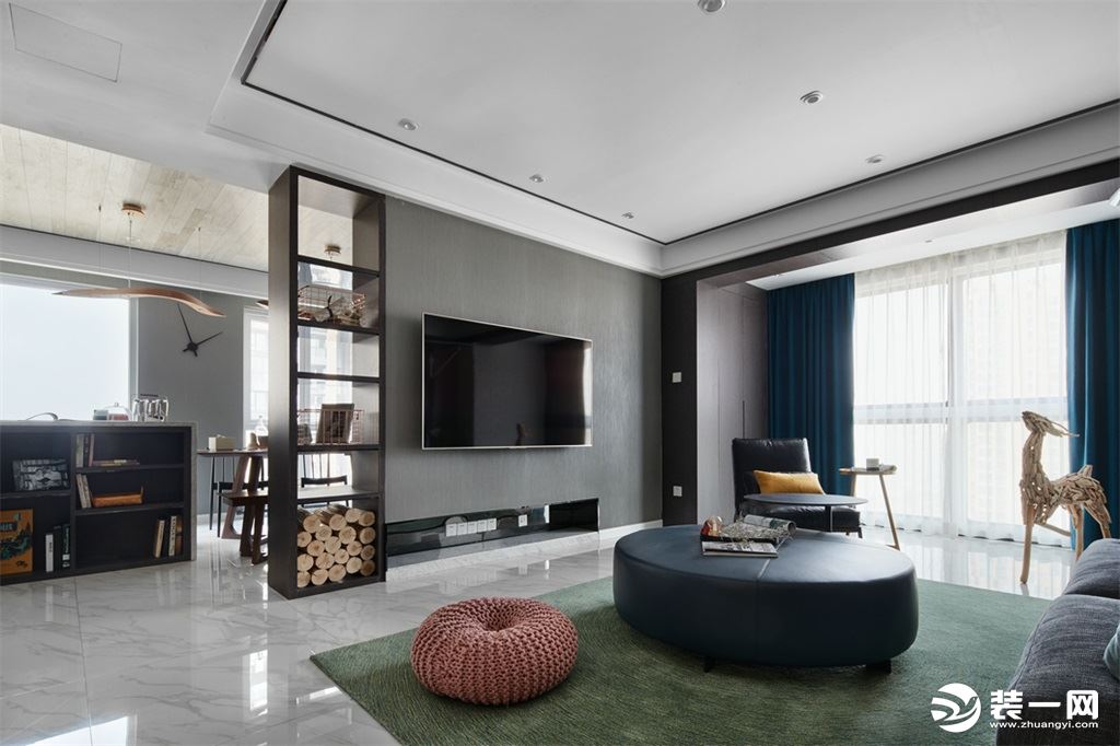 客厅以灰色调，电视背景墙装饰隔断很有特色，客厅大平顶设计，视野更宽阔。