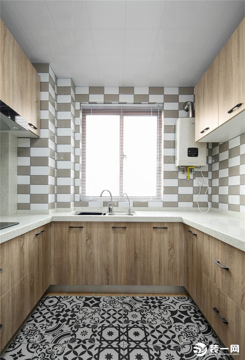 厨房黑白花纹砖彰显个性。