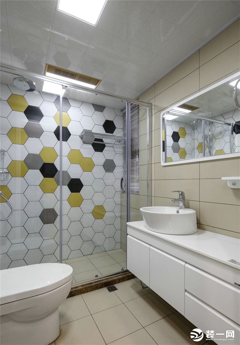 卫生间墙面用不同的颜色拼花，让空间不再单调。