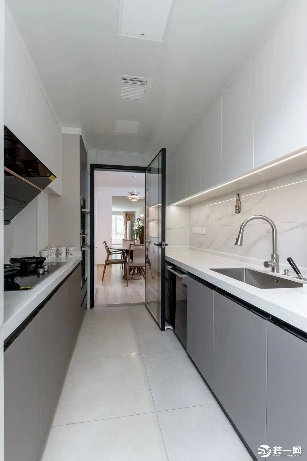 吊柜+橱柜的设计方式，保证了厨房充足的收纳空间。灰白两色运用，又让空间更有层次感