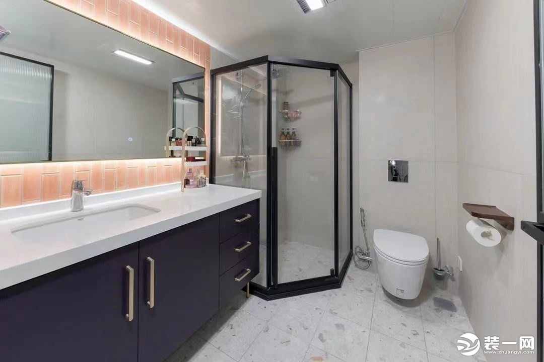 主卫简单实用，空间最大化利用保证实用性。加长的浴室柜，不仅台面宽敞，连下方收纳也更充足。