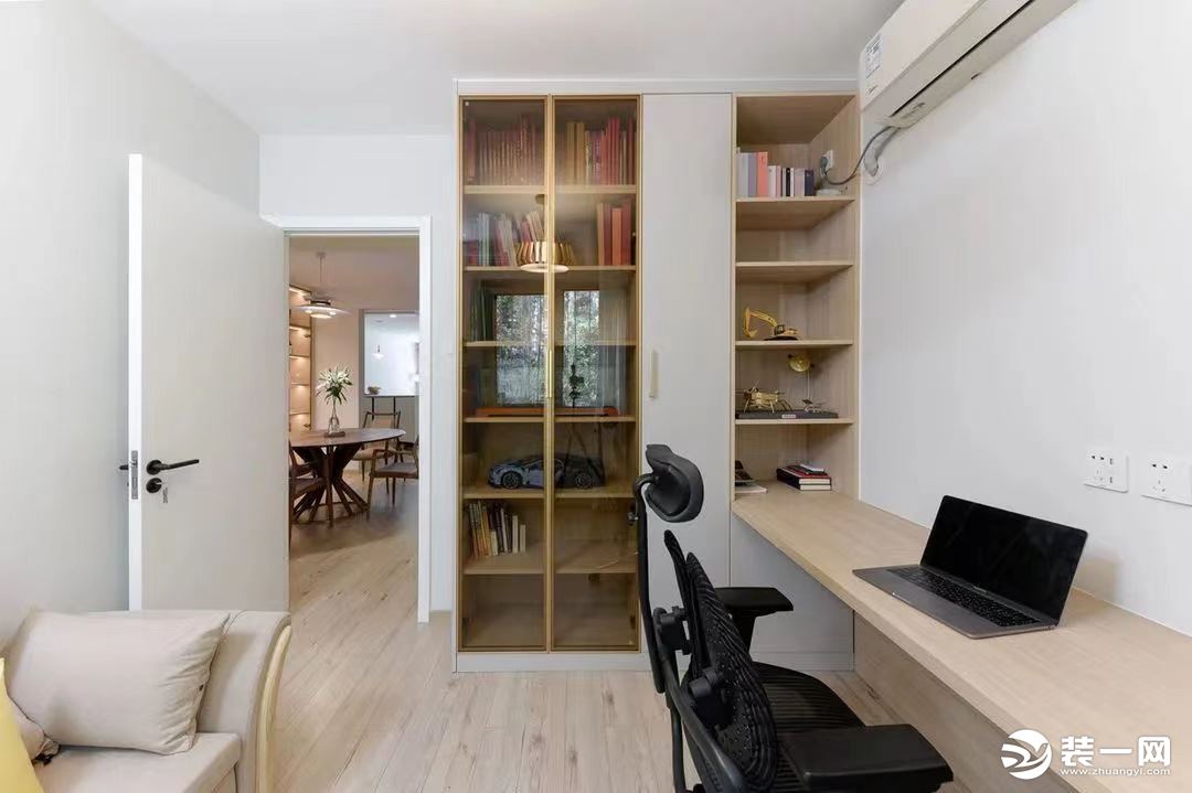 浅灰色搭配木色家具，构建自然舒适办公环境。书桌柜一体化设计，极大地提高了空间利用率