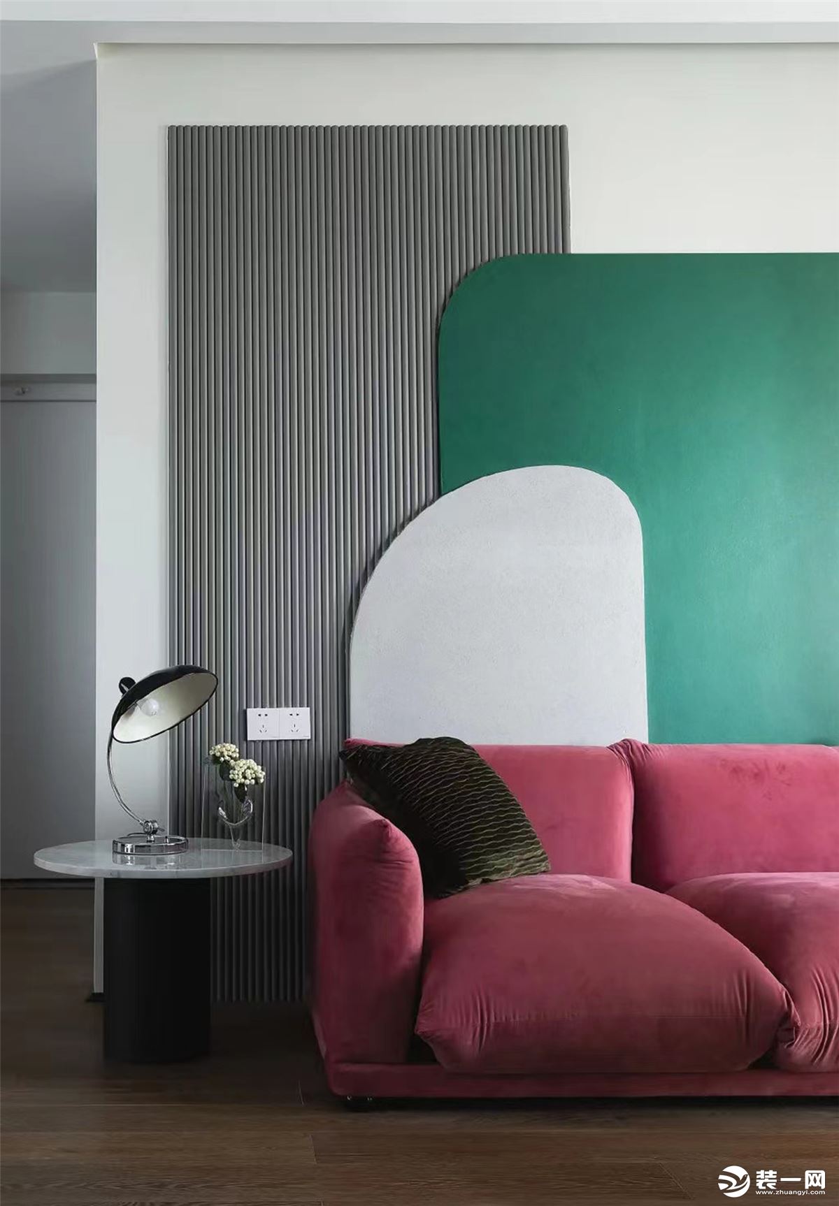 红绿色块带来强烈的视觉冲击感，融合金属家具的质感，热烈与克制并存，体现屋主的个性，赋予空间独特魅力。