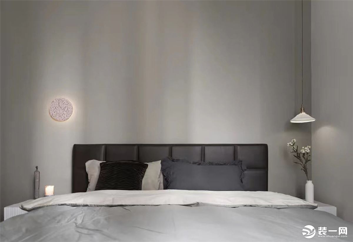  低饱和艺术涂料带来的墙面肌理，搭配着棉麻的质感，光影撒入房间，营造舒适的睡眠氛围。