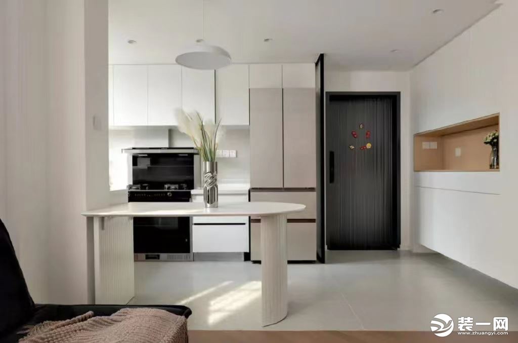 餐厨区开放式设计，白色橱柜采用无拉手设计，空间整洁利落，减少压抑感。