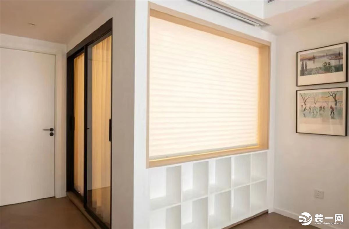空间改造后规划出功能间，两面墙都是玻璃+窗帘隔断，既增加内部采光，还能保证空间的私密性。