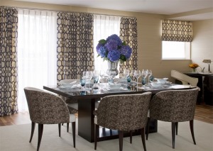 餐桌的摆花与酒杯是让进餐仪式的必备品，窗帘的花纹与餐桌椅的花纹融合的是那么和谐