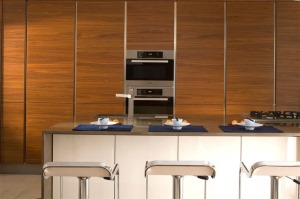 原木色的西厨柜嵌入蒸箱烤箱，整体感强且不占空间，简单舒适的西厨吧台，即是颜值担当又是实用担当