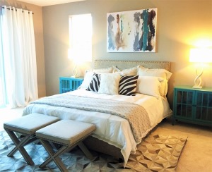菱形的地毯，多色的水墨画与床头的镂空蓝色柜相呼应，清新感十足
