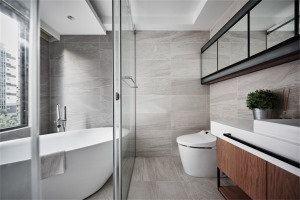 卫生间主要以白色为主，吊柜镜面的设计既能储物又使得空间变得通透