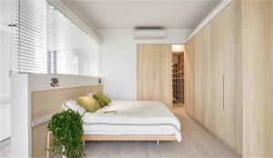 卧室中单独隔出来一个衣帽间是整个空间功能性更强使用空间增大形成了一个套间