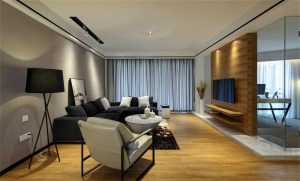 原木风的地板与原木风背景墙面紧密结合，大落地窗完美的利用这个户型的优点使整个房间利用的很好