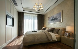 大飘窗使整个空间看起来更加宽阔，实木地板色调和床上用品紧紧的融合在一起，米白色的墙纸给空间增加了通透
