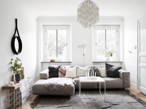 白色墙面搭配灰色的沙发相得益彰一个白色梦幻系列的灯饰整个空间看起来很唯美