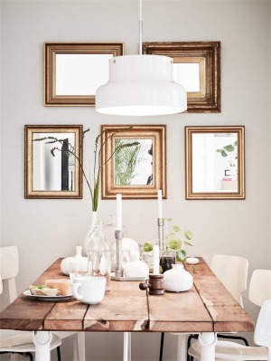 工业风的木质餐桌配上奶白色的的餐椅相得益彰相互衬托，使整个餐厅看起来更加温馨和谐