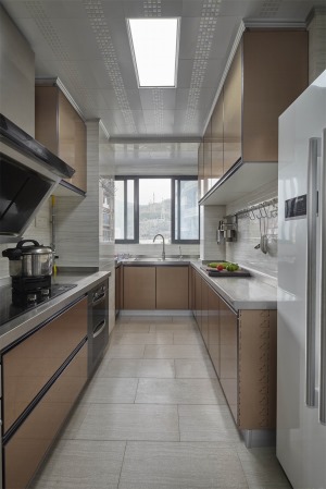 u型的厨房空间将空间最大化利用，选择光面的橱柜也便于日常的清洁