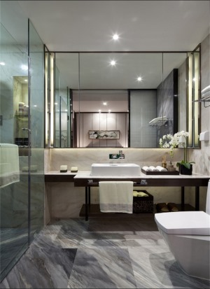 卫生间大面积的镜子，让采光更好更通透，配上灰色纹路的地砖，更显高级感