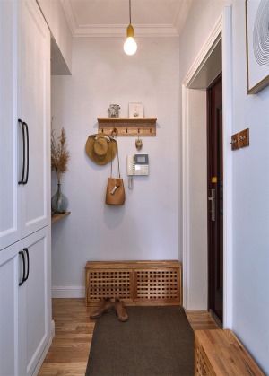 玄关处，在鞋柜一旁在装饰，让进门可以眼前一亮的舒适。