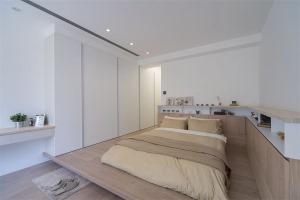 主卧整个白色墙面让人眼前一亮，床与储物柜的搭配让生活的舒适性大大提升。