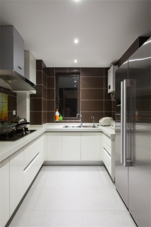 厨房白的柜干净整洁，深棕色的墙砖大气耐脏，设计U形的台面方便操作与使用。