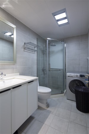 卫生间设计转角淋浴房，空间最大化的利用，让功能更加齐全。
