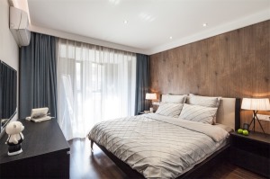 臥室背景墻以木飾面，與實木地板相結合，自然清新，讓人舒適，在生活陽臺和臥室的中間加上窗簾的搭配，采光