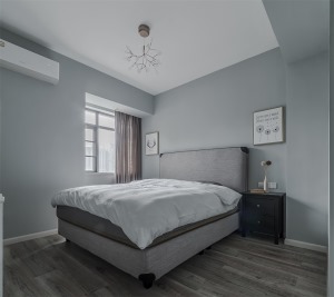 臥室用灰色的實木地板與灰色墻面呼應，簡單不復雜。