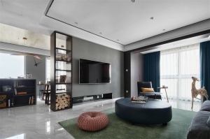 客厅以灰色调，电视背景墙装饰隔断很有特色，客厅大平顶设计，视野更宽阔。