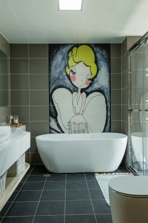 在卫生间空闲的墙边，摆上浴缸，一旁的淋浴房，你想要的都有，墙面清新的图案让人舒服。