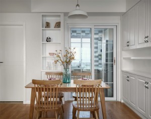 餐厅以纯白为主，干净整洁，厨房门口墙面的空间利用起来，做装饰柜，能储物有好看。
