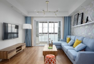 客厅清爽简洁，实木家布艺的家具清新自然。