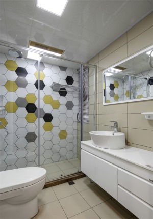 卫生间墙面用不同的颜色拼花，让空间不再单调。