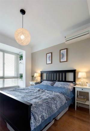 主卧简单为主，简约的床头柜不占空间，阳台摆上绿植，为房间增添色彩。