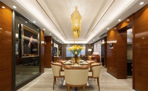 餐厅没有过多复杂的设计，线条与橙色的一体搭配，无疑的将空间拉伸，餐桌与桌椅选择的豪华感与空间异常融合