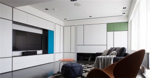 电视柜嵌入式设计，将墙体形成一个整体利落感，且电视柜的一体设计更加实用简洁，方便日常储物
