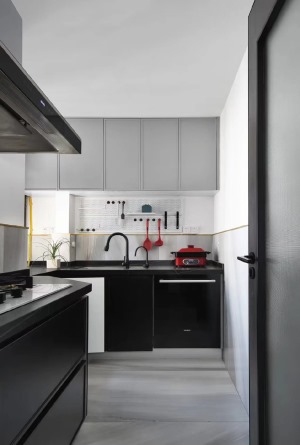 厨房虽小，五脏俱全，类L形布局提高空间的利用率，洗、切、炒一系列动线更加合理