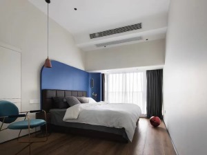  在整体大面积的留白下，卧室邂逅克莱因蓝体块叠加，让静默的空间富有张力。