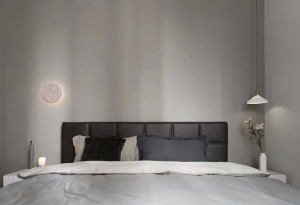  低饱和艺术涂料带来的墙面肌理，搭配着棉麻的质感，光影撒入房间，营造舒适的睡眠氛围。