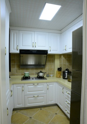 苏州南山维拉92平二居室现代简约温馨厨房装修效果图