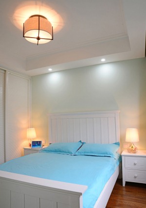 苏州南山维拉92平二居室现代简约温馨卧室装修效果图